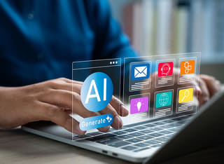 Inversor principiante en criptomonedas que aprende las bases del trading automatizado con IA